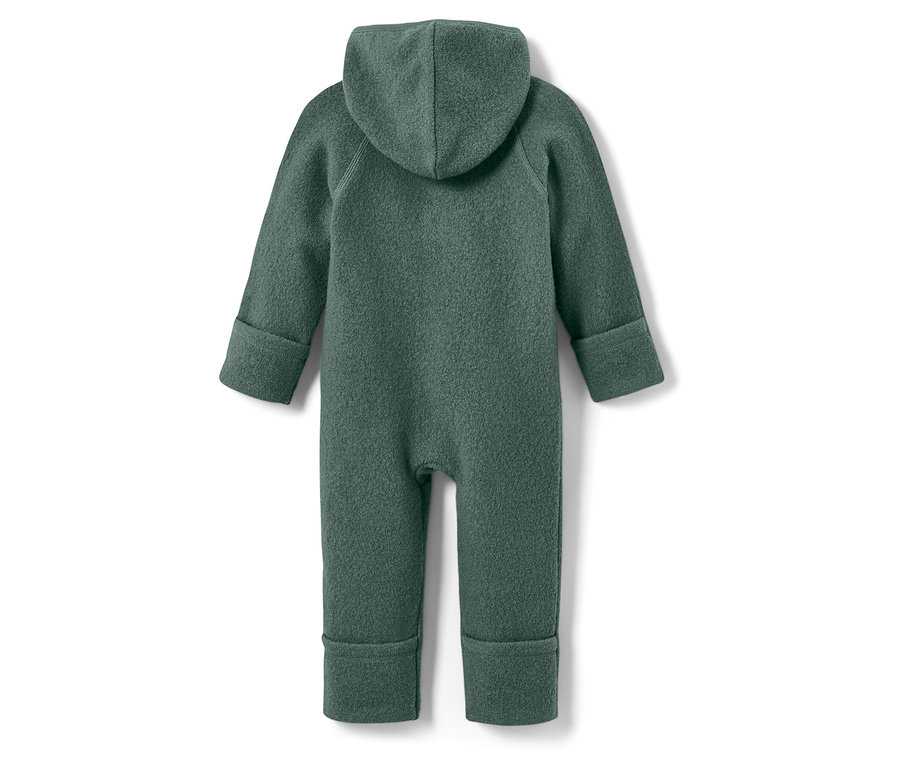Rückansicht eines grünen Baby-Overalls mit Kapuze.