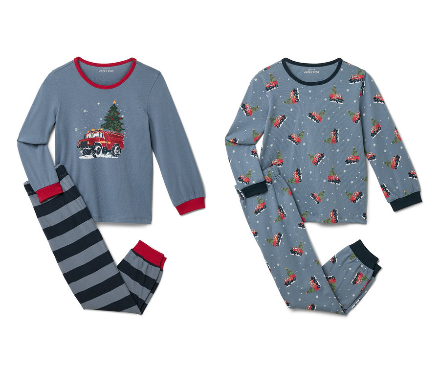 Zwei Kinderpyjama-Sets. Ein Set zeigt ein Feuerwehrauto mit Weihnachtsbaum auf dem Oberteil und gestreifte Hosen. Das andere Set ist durchgehend mit Feuerwehrautos mit Weihnachtsbäumen bedruckt.