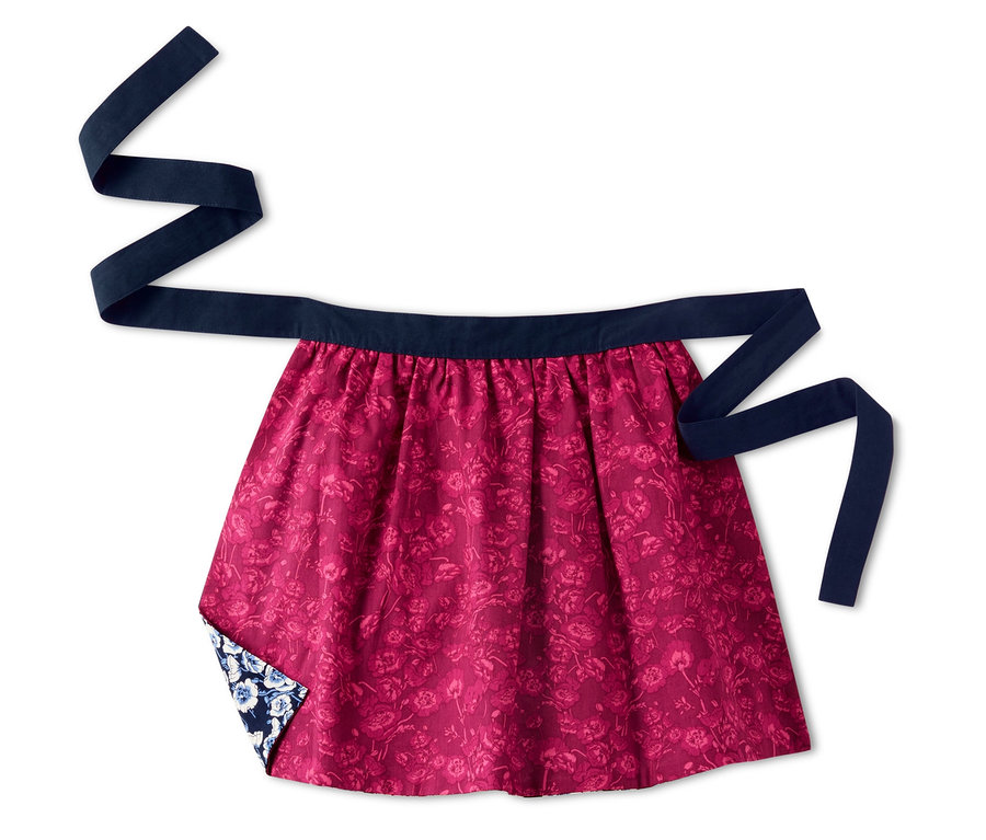 Rock mit Wendeschürze mit Blumenmuster.