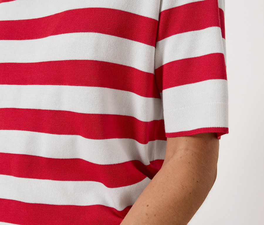 Rot-weiß gestreiftes Oberteil an einer Person.