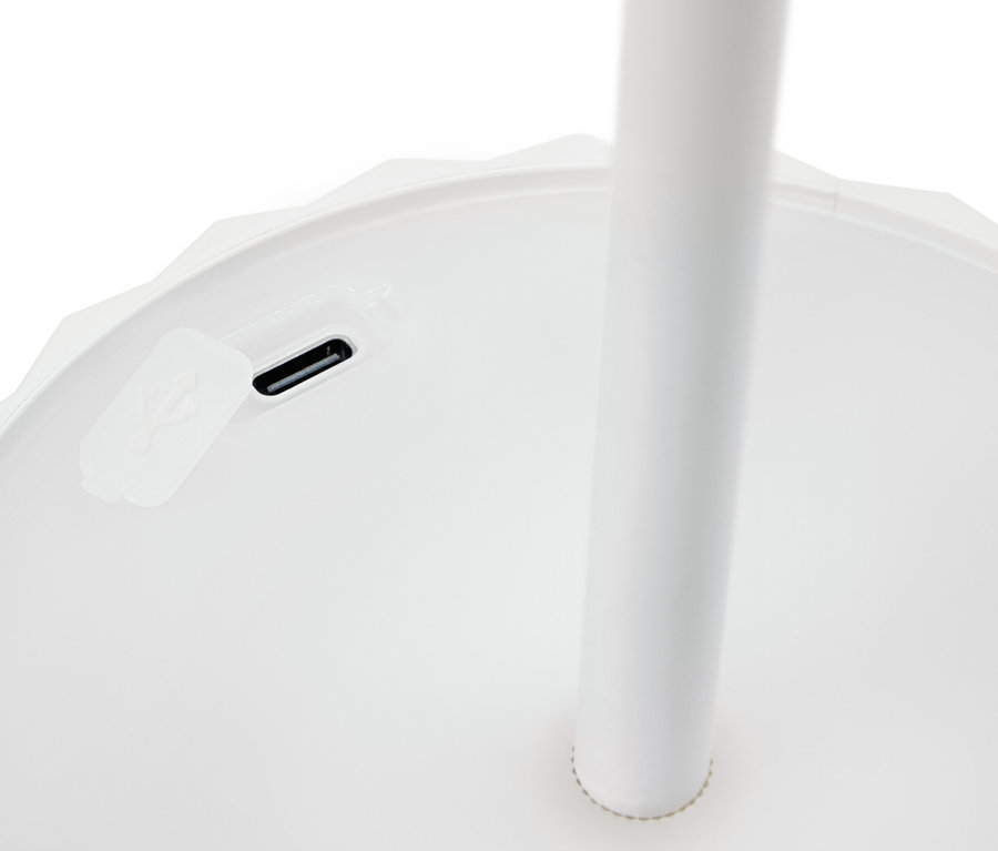 Weißer Lampenfuß mit USB-C-Ladeanschluss und weißem Stab.