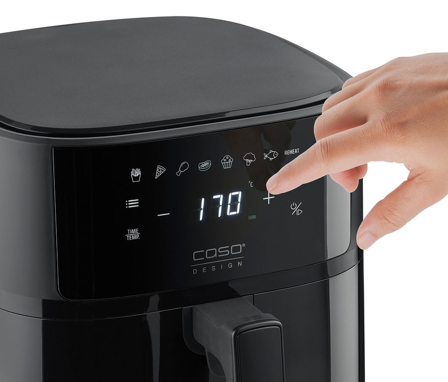 Hand tippt auf den Bildschirm einer schwarzen CASO Heißluftfritteuse, die 170 Grad anzeigt.