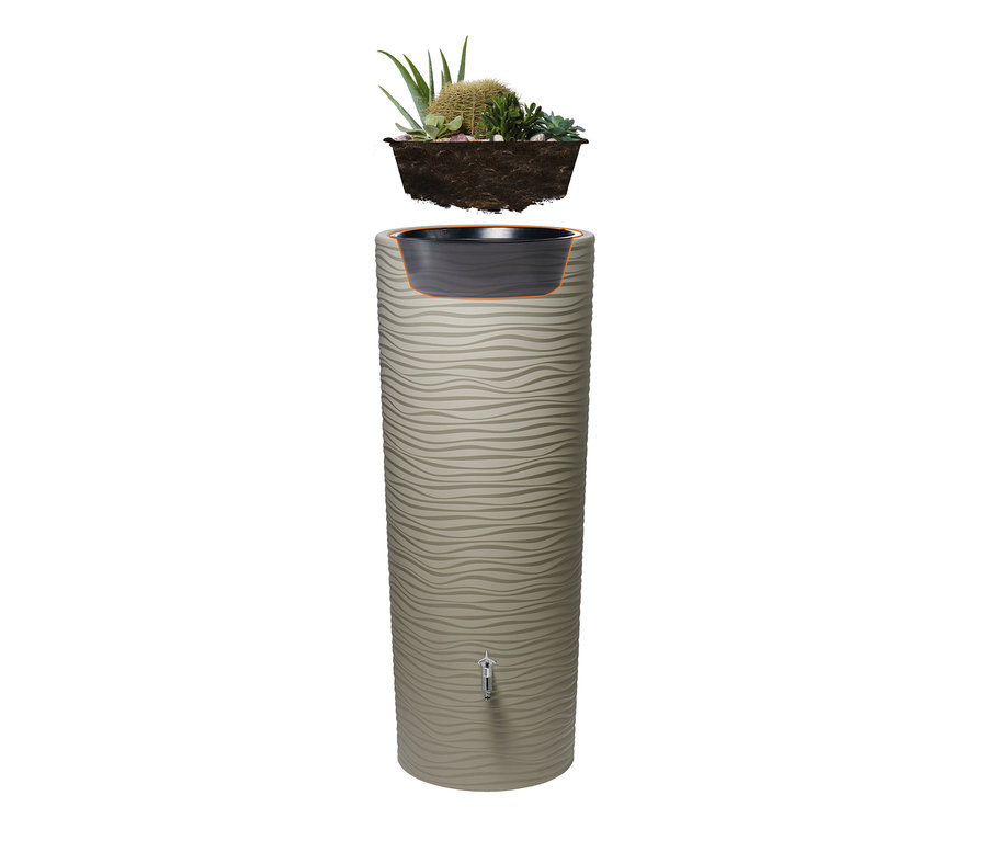 Offener, zylindrischer, sandfarbener Garantia 2-in-1-Regenspeicher, ca. 350 l, mit Sukkulenten bepflanzt.