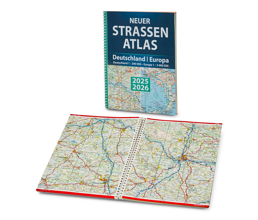 Ein geöffneter Straßenatlas ist dargestellt. Buch: Neuer Straßen-Atlas Deutschland/Europa 2025/2026 obenauf.