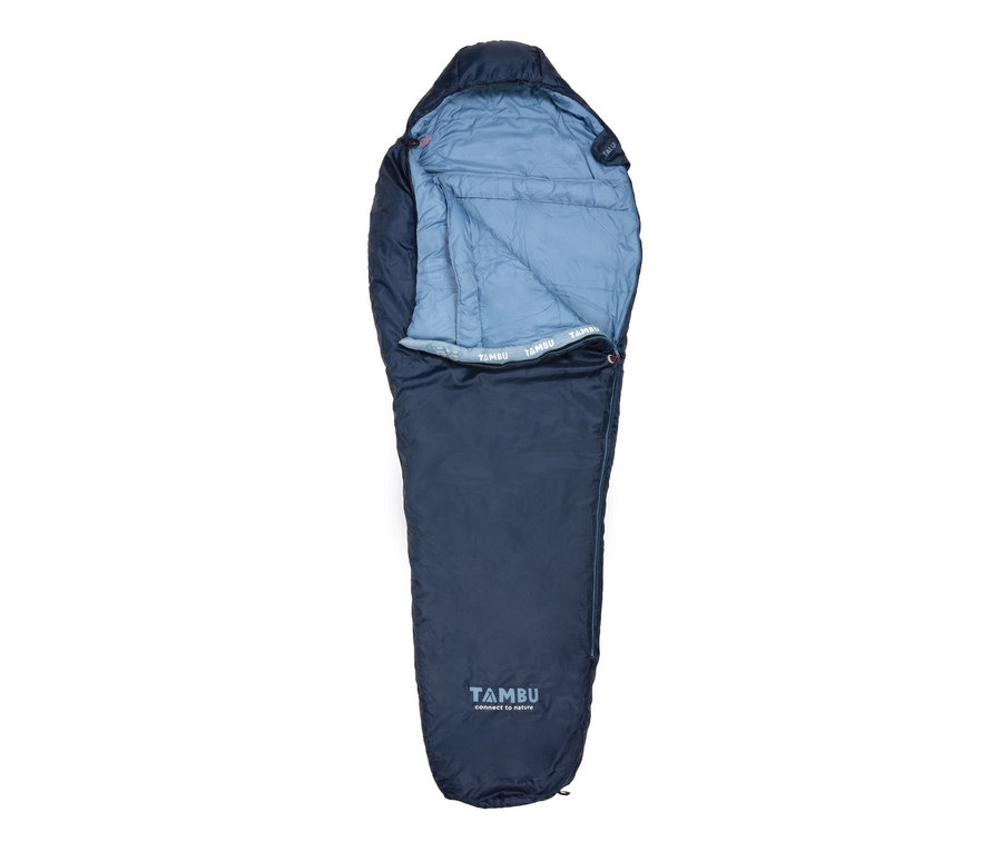 Ein marineblauer Tambu Mumienschlafsack »TALU 1500« liegt offen auf einem weißen Hintergrund.