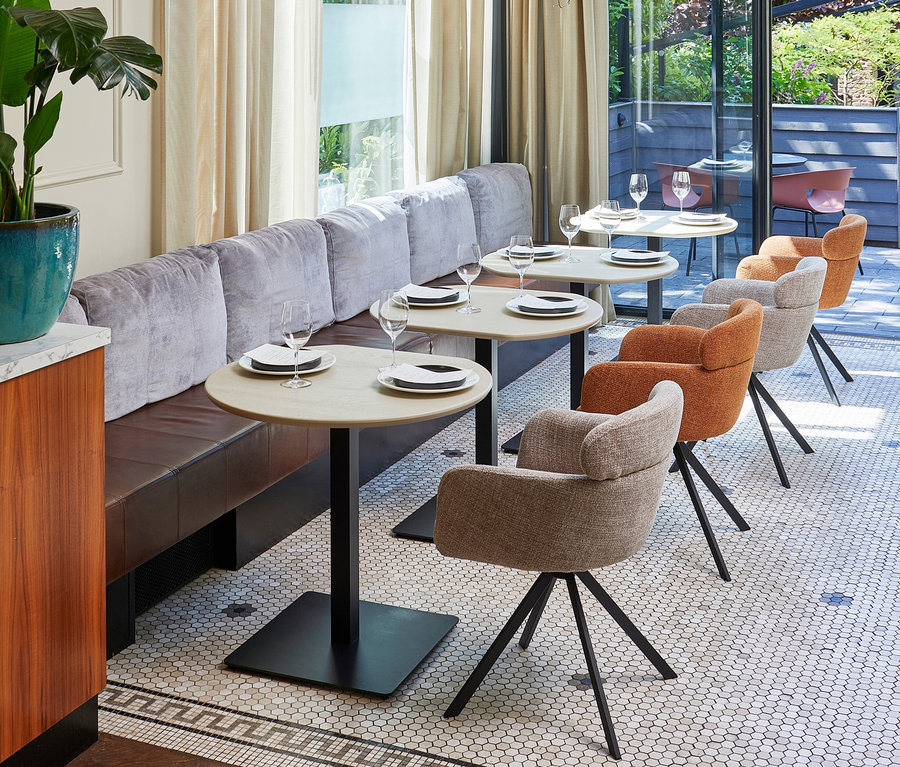 Innenraum eines Restaurants mit Sitzgelegenheiten, Tischen und Woood Stühle »Fenne«, 2er-Set, natur.