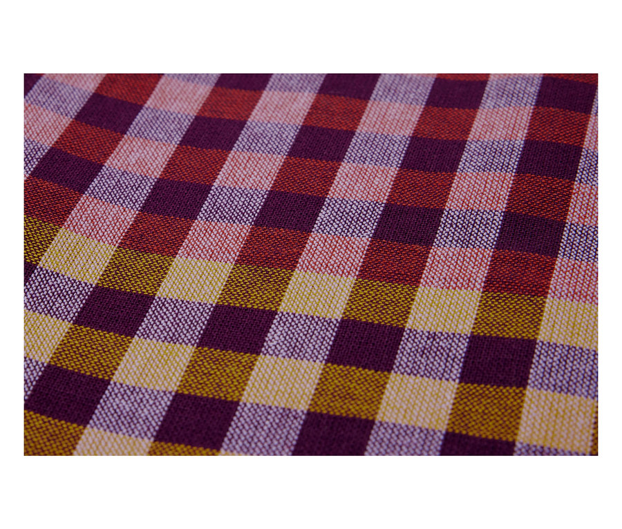 Detailaufnahme eines karierten Stoffes in Lila-, Rot- und Gelbtönen.