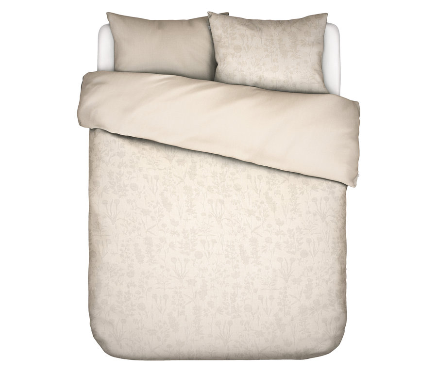 Draufsicht eines Bettes mit hellbeiger Bettwäsche und zwei Kissen.