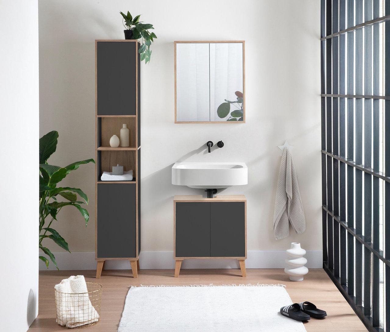 Im Badezimmer steht ein grauer Roba Spiegelschrank »Morena« mit 2 Türen und Spiegel neben einem Waschbecken.