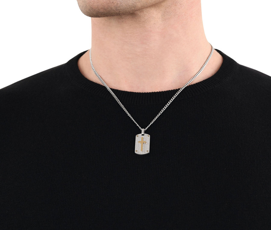 Nahaufnahme eines Mannes, der einen Amor Halsschmuck mit Kreuz-Anhänger trägt.