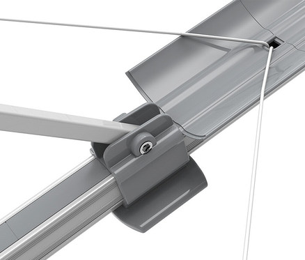 Detailansicht eines grauen Wäscheständers, der teilweise geöffnet ist und eine weiße Wäscheleine zeigt.