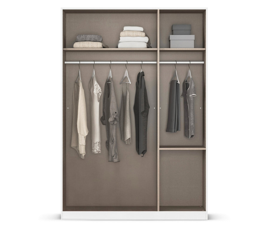 Offener Kleiderschrank mit Kleidung an Kleiderbügeln, gefalteter Wäsche und Aufbewahrungsboxen.