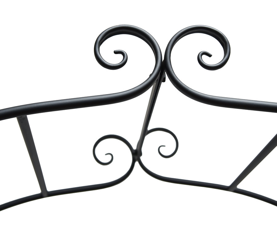 Nahaufnahme eines schwarzen Metallbogens mit dekorativen Schnörkeln vor einem weißen Hintergrund.