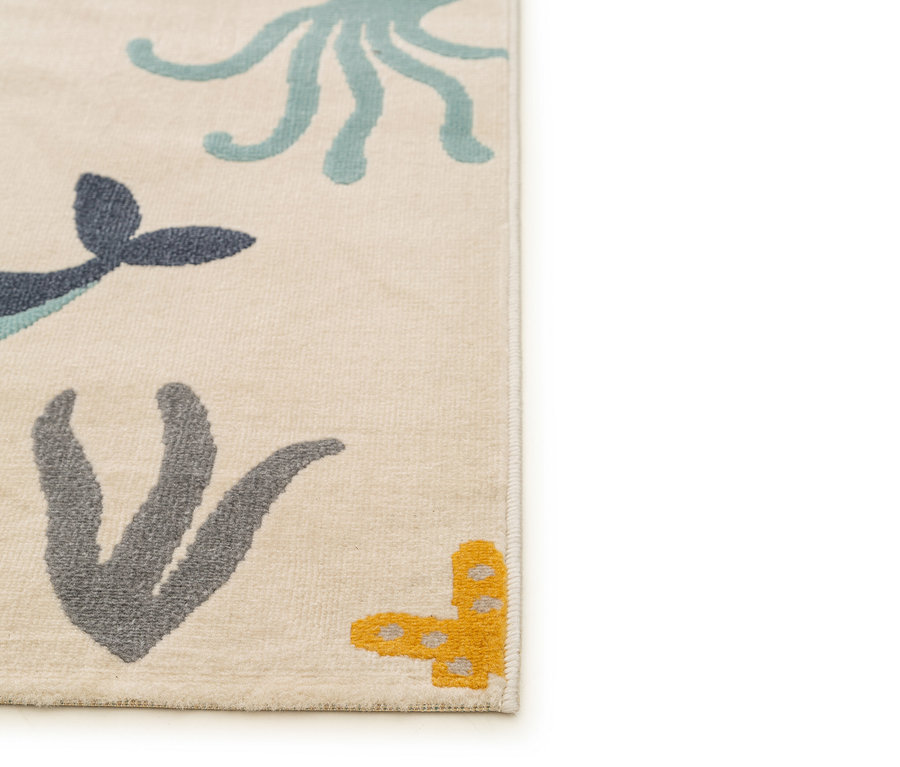 Detailansicht einer Teppichecke mit aufgedruckten Meerestieren.