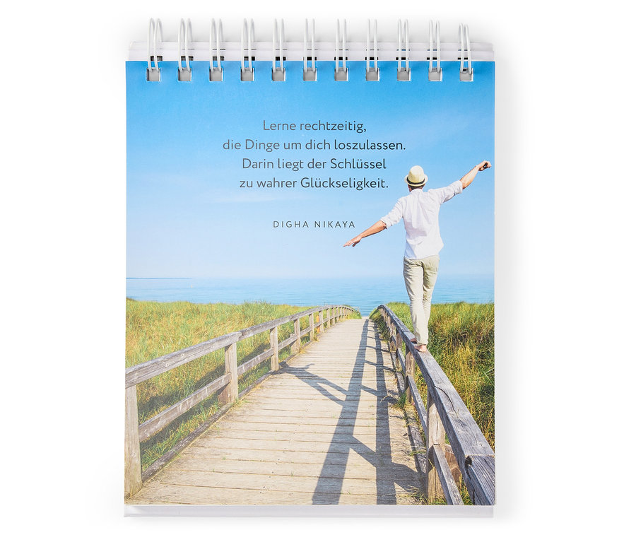 Ein Kalenderblatt zeigt einen Mann, der auf einer Brücke balanciert, mit dem Zitat: Lerne rechtzeitig, die Dinge um dich loszulassen. Darin liegt der Schlüssel zu wahrer Glückseligkeit.