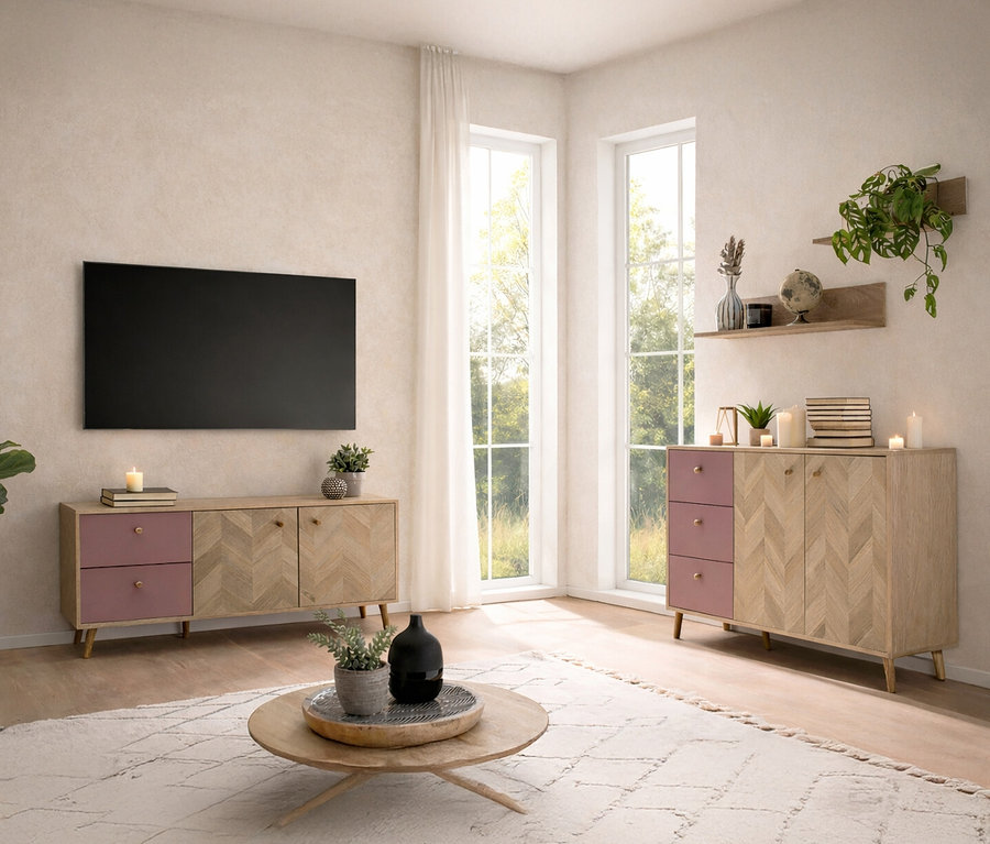 Wohnzimmer mit Fernseher an der Wand über einem Lowboard mit rosa Schubladen. Ein Couchtisch steht auf einem Teppich.