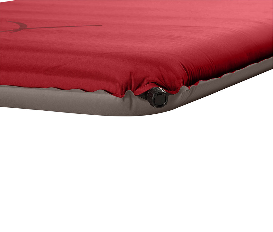 Nahaufnahme einer roten Isomatte mit grauer Unterseite und schwarzem Ventil.