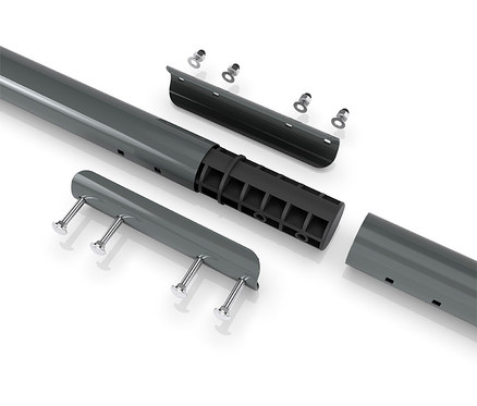 Einzelteile einer grauen Stange, darunter eine schwarze Verbindungsstelle, Schrauben und Halterungen, liegen auf einem weißen Untergrund.