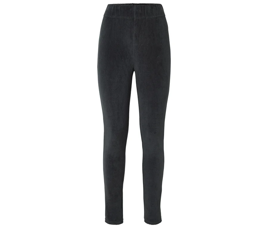 Schwarze Cordhose mit elastischem Bund liegt auf einem weißen Hintergrund.