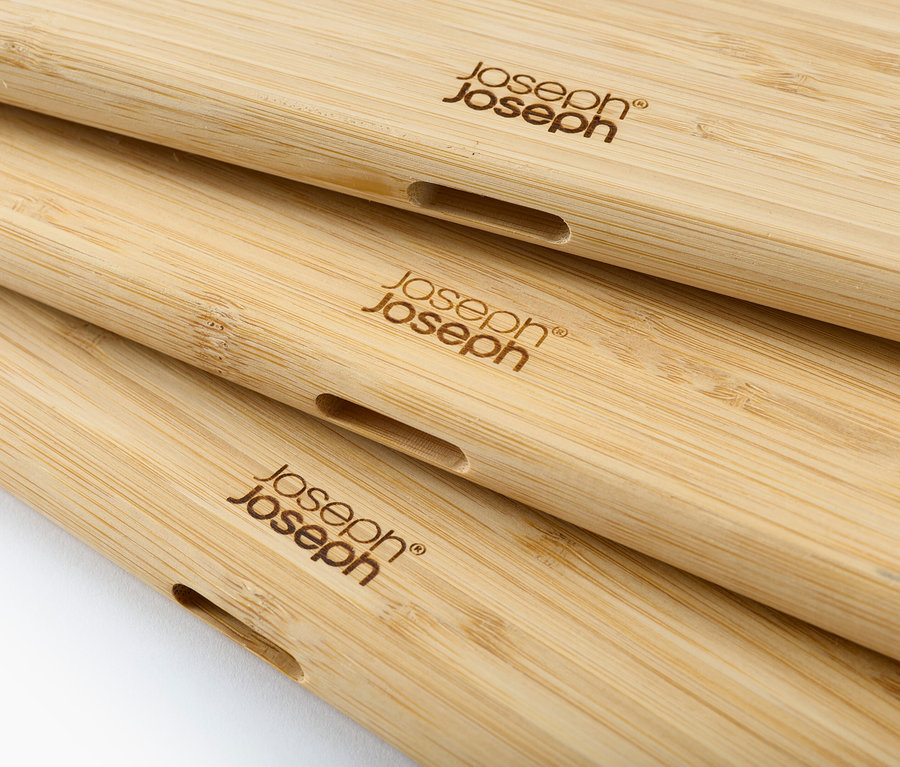 Nahaufnahme von drei Joseph Joseph Bambus-Kochutensilien mit Logo und Aufhängeloch.