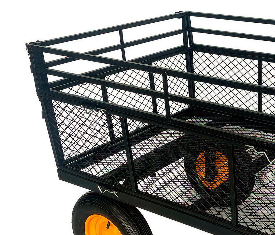 Nahaufnahme eines schwarzen Metall-Gartenwagens mit gelben Rädern.