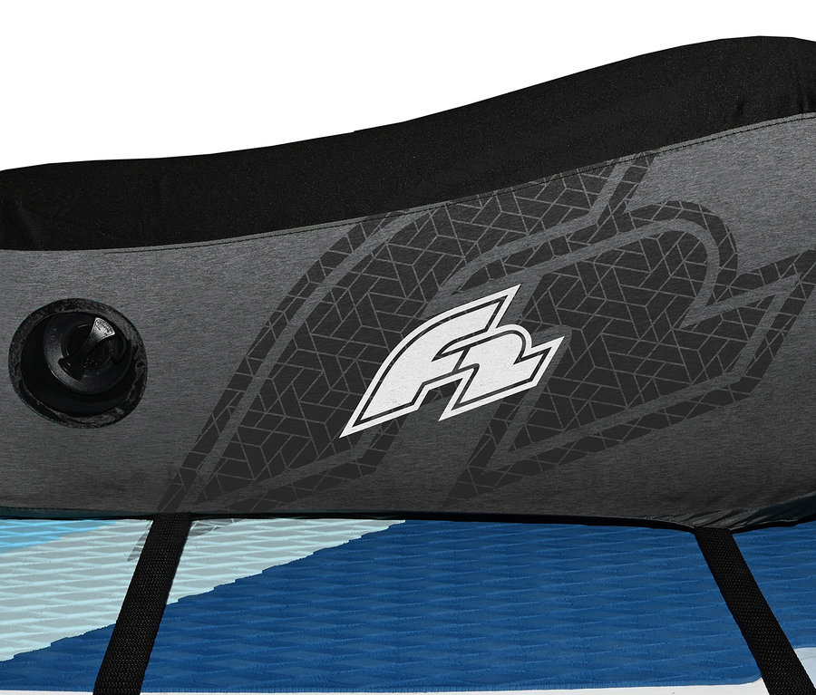 Nahaufnahme des F2 SUP Horse Seat Kajak-Sitzes mit grauem Muster und schwarzem Rand auf blauem Untergrund.