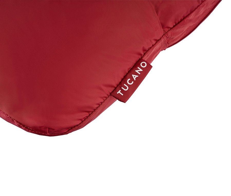 Nahaufnahme einer roten Laptoptasche mit dem TUCANO-Logo auf einem Etikett.