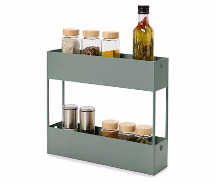 Grünes Regal mit zwei Ebenen, gefüllt mit Gewürzen in Gläsern und einer Flasche Öl.