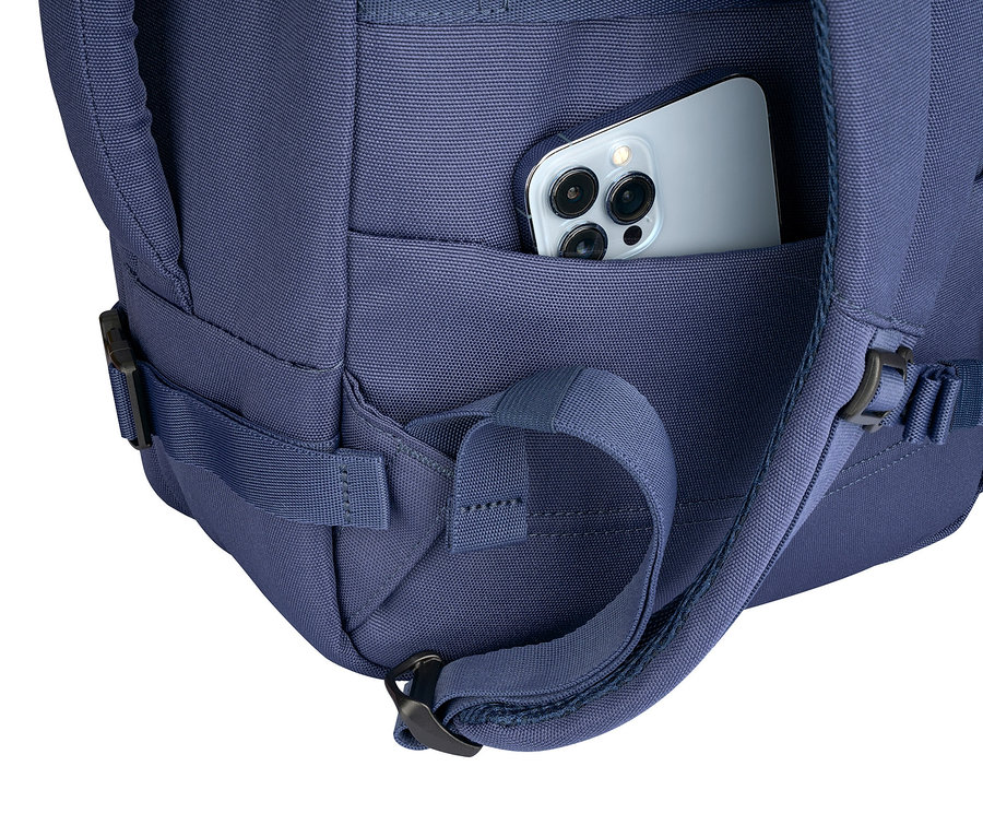 Nahaufnahme des Tucano TUGO Kabinenrucksacks mit Laptopfach, in dessen Außentasche ein Smartphone steckt.