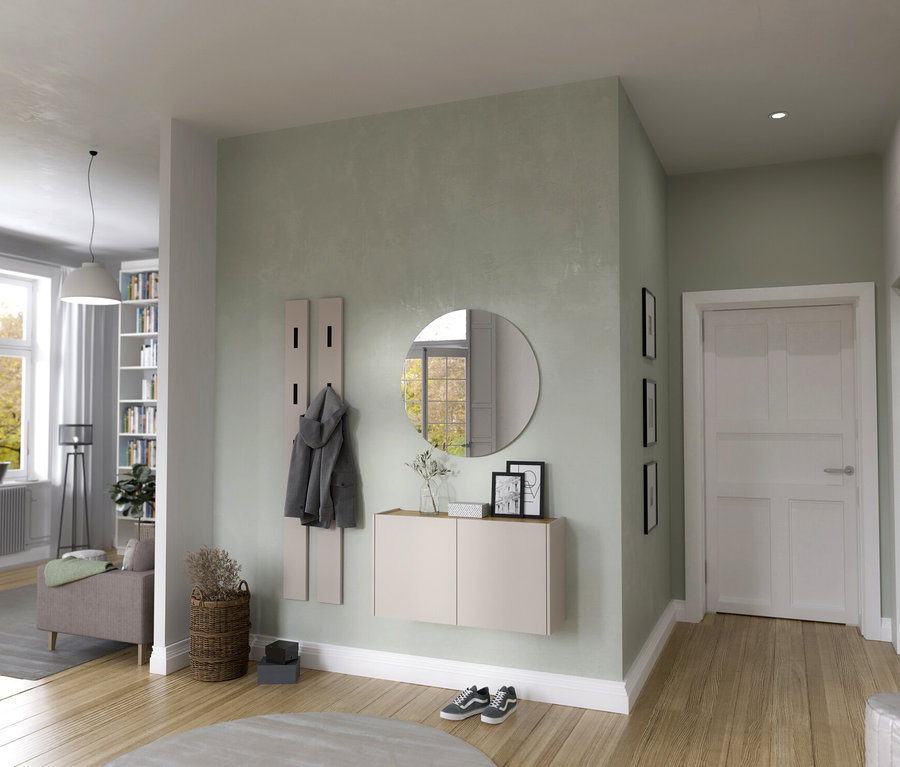 Flur mit Garderobe, Spiegel und Schuhablage. Eine graue Jacke hängt an der Garderobe. Im Hintergrund ist ein Wohnzimmer zu sehen.