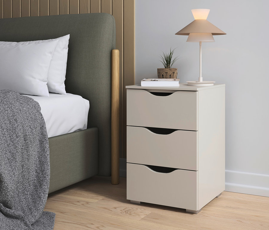 Detailaufnahme von einem Schlafzimmer mit einem beigen »Frieda« Set von Rauch, inklusive Bett und Nachttisch.