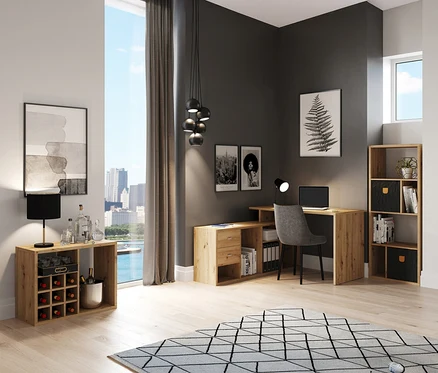 Einrichtungsgegenstände in einem Arbeitszimmer, darunter ein Schreibtisch, ein Stuhl, ein Bücherregal und ein Weinregal.