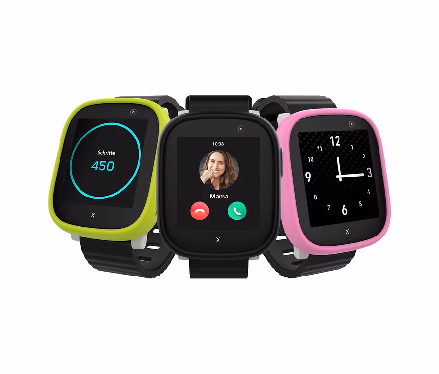 Drei Kinder Smartwatches Xplora X6Play mit verschiedenen Anzeigen: Schritte, Anruf und Uhr.