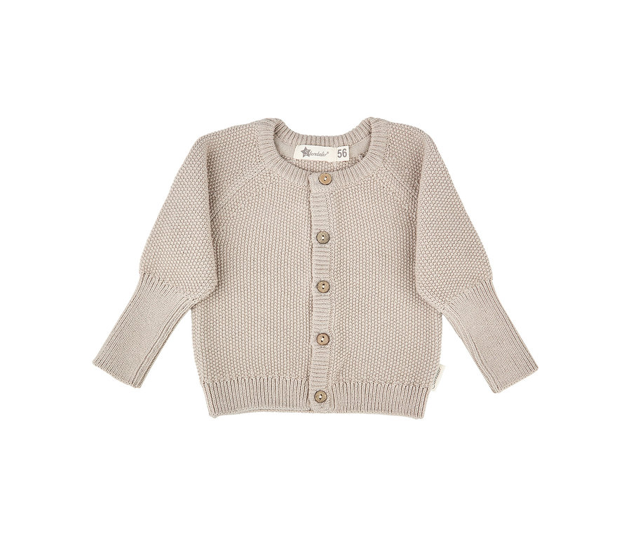 Beige gestrickte Baby-Strickjacke mit Rundhalsausschnitt, langen Ärmeln und Holzknöpfen. Gerippte Bündchen und Saum.