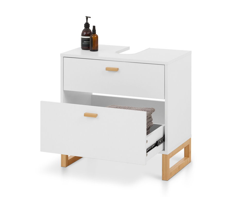 Weißer Badezimmer-Waschtischunterschrank mit zwei Schubladen, einer offenen, die gefaltete Handtücher zeigt, und einer Aussparung oben für ein Waschbecken. Zwei Flaschen stehen auf der Ablage, die auf einem hellen Holzgestell ruht.
