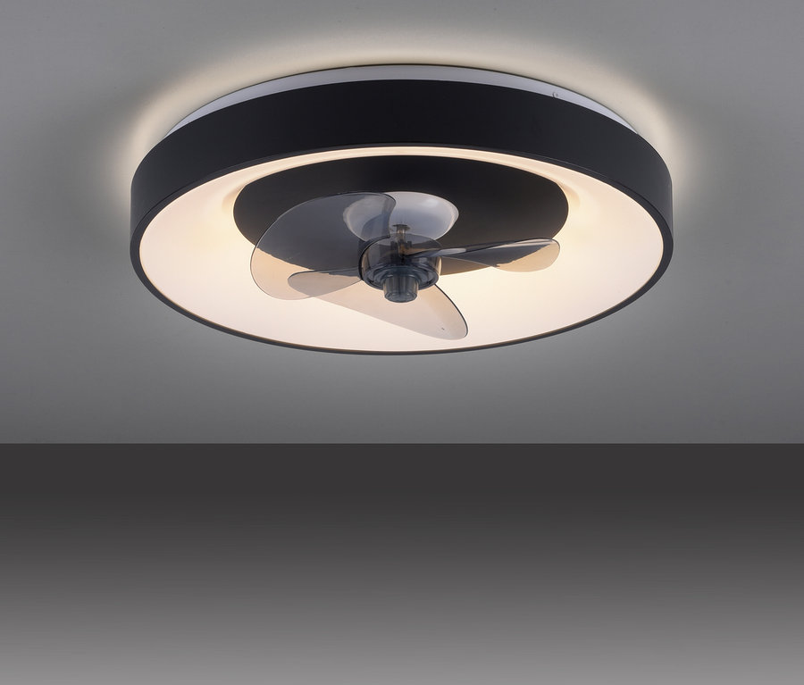 Runde Deckenleuchte mit integriertem Ventilator, schwarzer Außenring, weißer Innenring leuchtet, graue Ventilatorflügel.