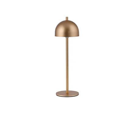 Eine goldfarbene Tischlampe mit einem kuppelförmigen Schirm, einem schlanken Stiel und einem runden Fuß.
