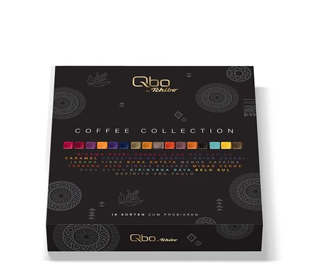 Die Qbo Collection 30 Kapseln Kaffeekapselbox zeigt 16 Kaffeesorten mit Namen und farbigen Kapseln auf schwarzem Grund.