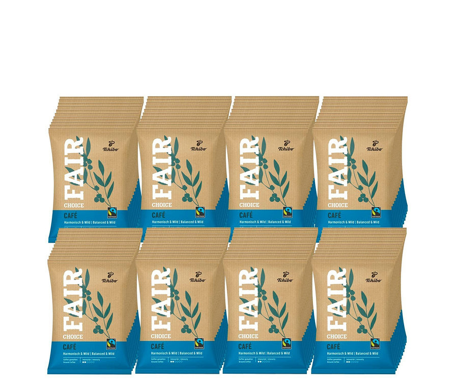 Acht Packungen Tchibo Fair Choice Filterkaffee Portionen in brauner Papierverpackung mit der Aufschrift Fair Choice Café.