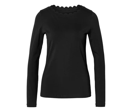 Schwarzes Langarmshirt mit Wellenkante am Rundhalsausschnitt.