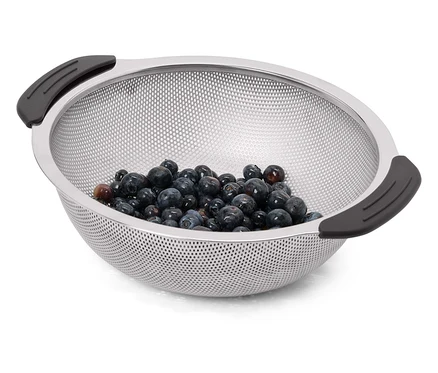Edelstahl-Sieb mit schwarzen Griffen, gefüllt mit frischen Heidelbeeren, auf weißem Hintergrund.