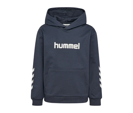 Dunkelblauer hummel® HMLJR Logo Hoodie mit weißem hummel Logo auf der Brust, einer Kängurutasche und weißen Winkelstreifen an beiden Ärmeln.