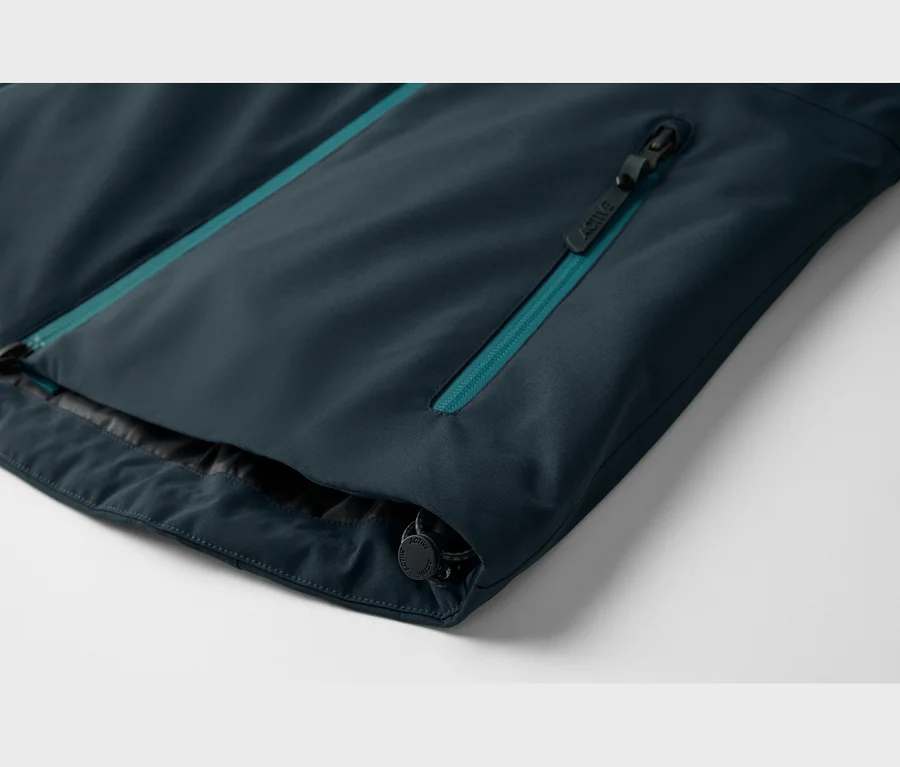 Nahaufnahme einer dunkelblauen Jacke mit einem türkisen Reißverschluss und einem "ACTIVE"-Schriftzug am Zipper und Kordelzug.