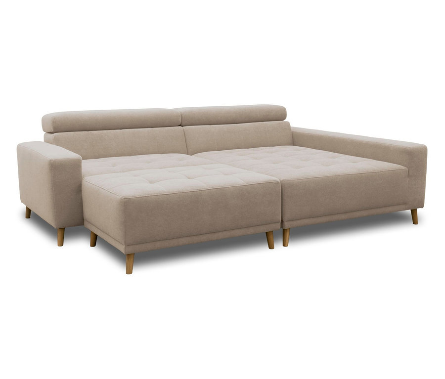 Beiges Ecksofa mit Chaiselongue und separatem Hocker, mit getufteten Kissen und Holzbeinen, vor weißem Hintergrund.
