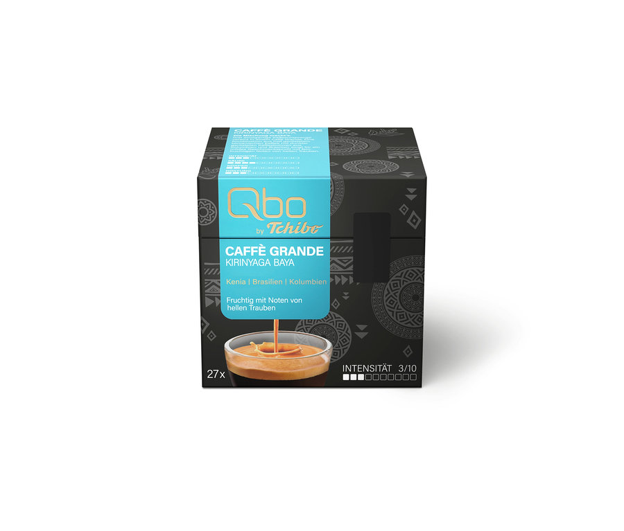 Schwarze Qbo by Tchibo Caffè Grande Kirinyaga Baya Kaffeekapselpackung mit blauer Banderole. Sie zeigt Kaffee, der in eine Tasse fließt, und gibt 27 Kapseln, Intensität 3/10 und fruchtige Noten von hellen Trauben an.