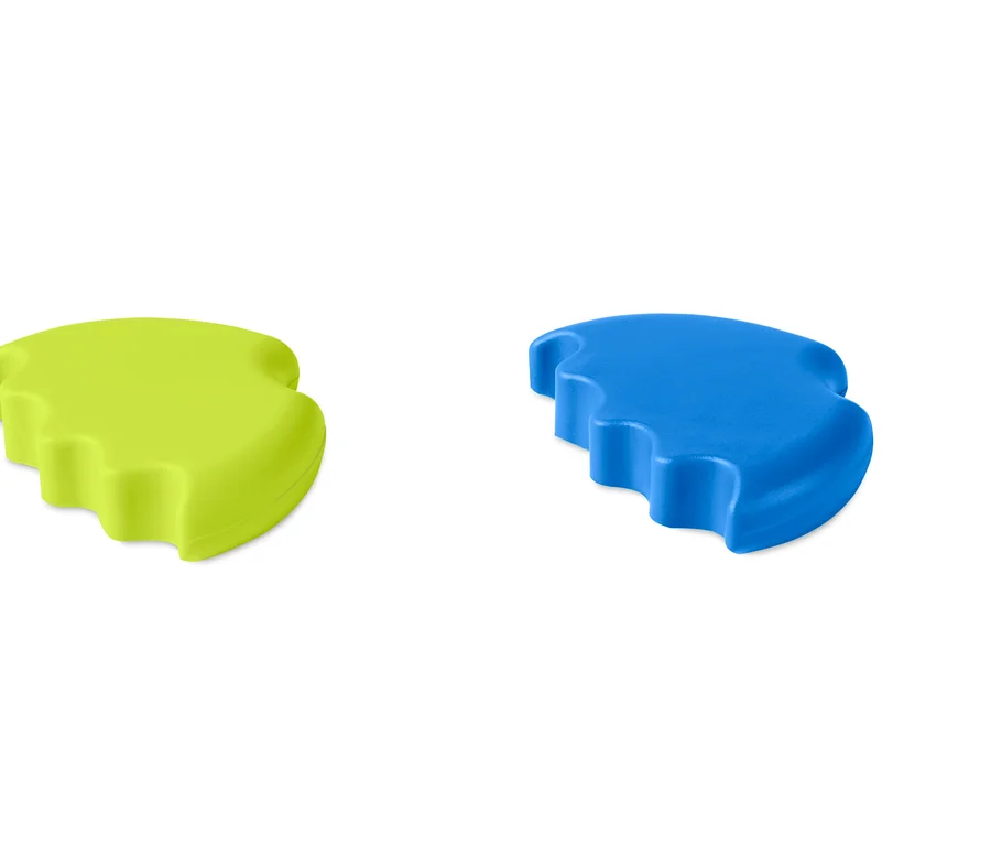 Zwei Handtrainer, einer grün, einer blau.
