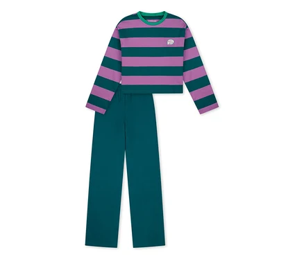 SCHIESSER Kinder-Pyjama: Langärmliges Oberteil mit lila-dunkelgrünen Streifen und kleinem Aufnäher, dazu eine dunkelgrüne Hose.