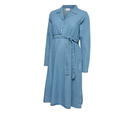 Hellblaues MAMALICIOUS VALETTA LIA Denimkleid mit Kragen, langen Ärmeln, Knopfleiste und Bindegürtel an der gerafften Taille.