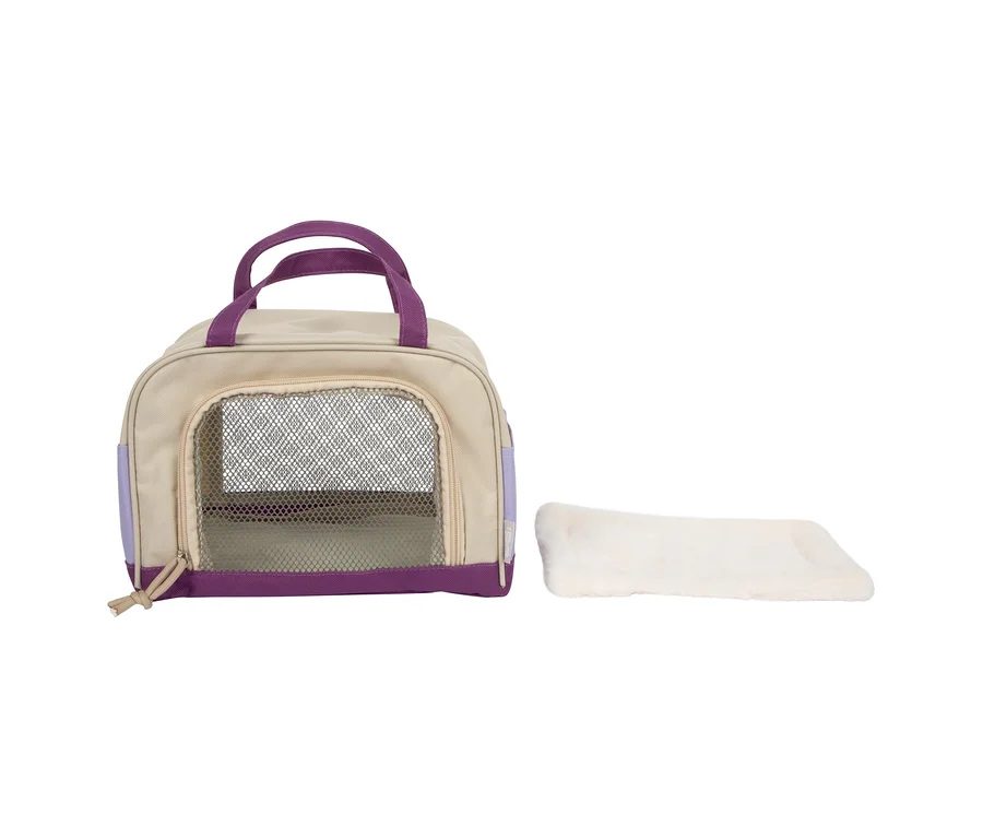 Beige-lila small foot Plüschkatzen-Tragetasche mit Netzfenster und flauschiger weißer Matte daneben.