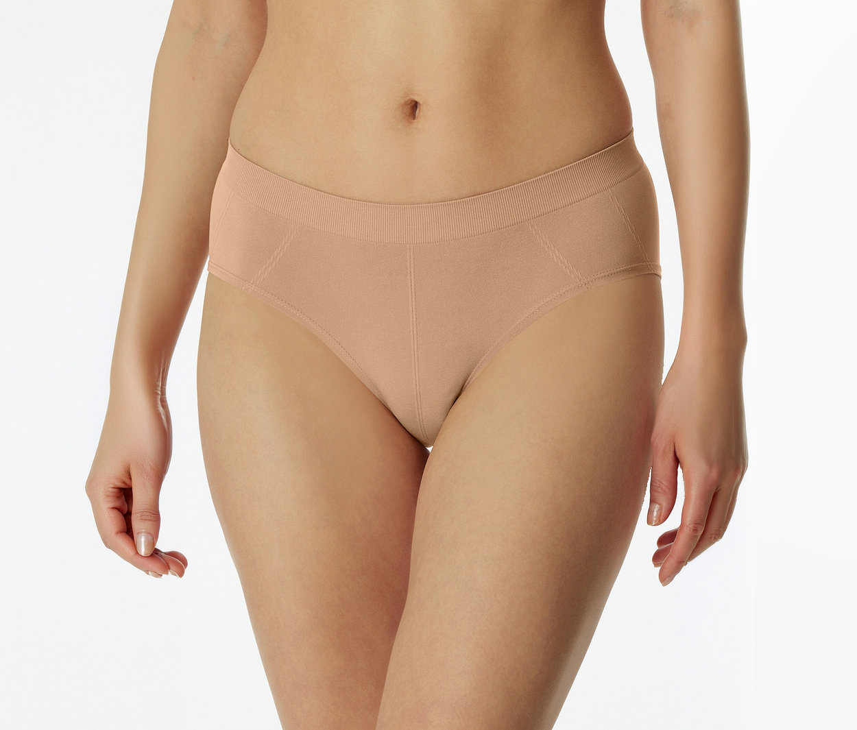 Person trägt hellbeige, nahtlose Slips mit geripptem Bund und subtilen diagonalen Nähten an den Seiten.